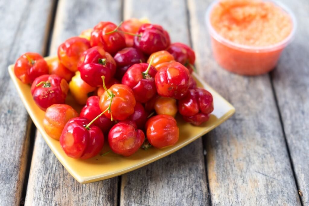 Acerola vitaminas C: tropinis supervaisius, kuriantis revoliuciją vitaminų pasaulyje