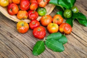 Acerola vitaminas C: tropinis supervaisius, kuriantis revoliuciją vitaminų pasaulyje