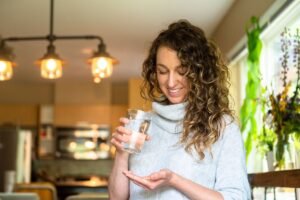 Vitaminai moterims: kodėl svarbi sudėtis ir kaip neapsirikti perkant?