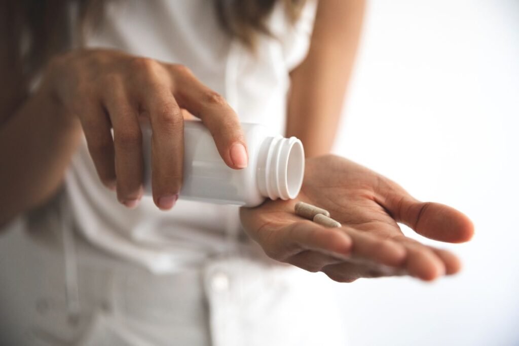 Vitaminai moterims: kodėl svarbi sudėtis ir kaip neapsirikti perkant?
