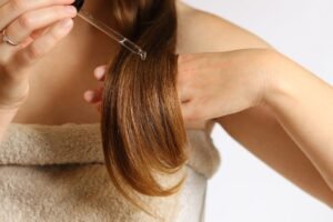 Tepami vitaminai plaukams: greitoji pagalba ar tik blizgi apgaulė?