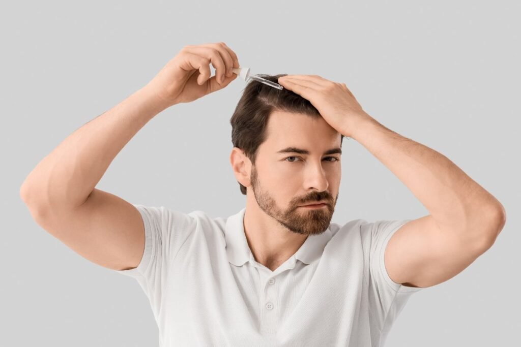 Tepami vitaminai plaukams: greitoji pagalba ar tik blizgi apgaulė?